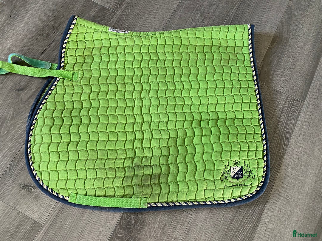 Schabrak & Vojlockar hästutrustning till salu: Flertal schabrak o huvor i Jämjö - Annons 4