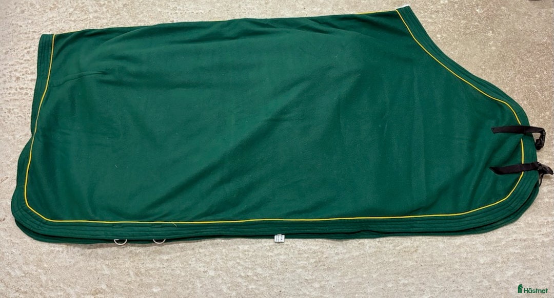 Täcken hästutrustning till salu: Fleecetäcken till ponny i Munsö - Annons 2