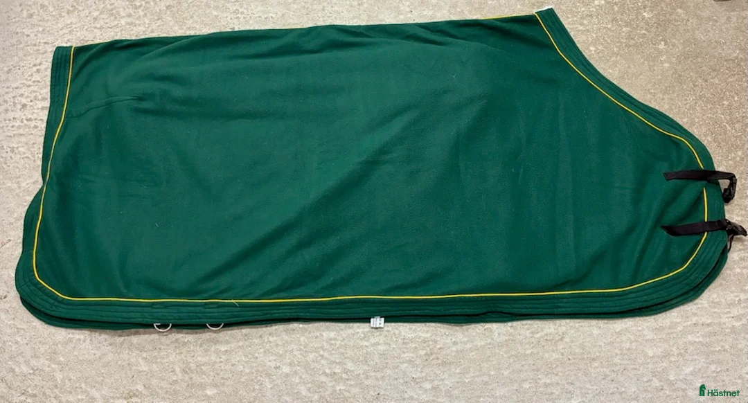 Täcken hästutrustning till salu: Fleecetäcken till ponny i Munsö - Annons 2