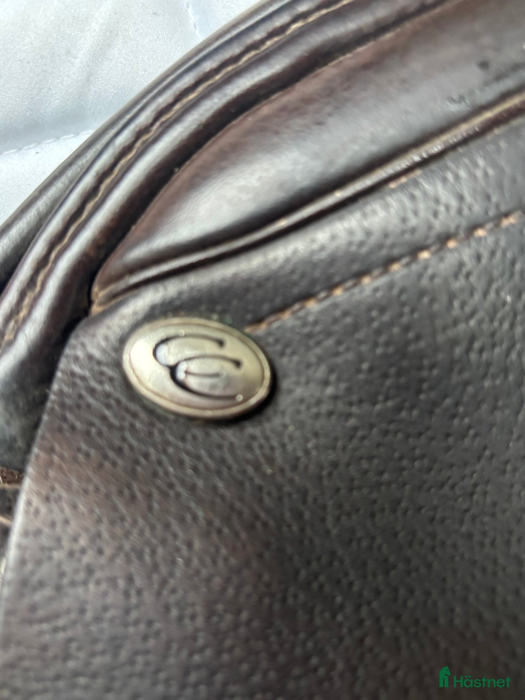 Sadlar hästutrustning till salu: Jätteskön hoppsadel i kalvskinn i Karlskrona - Annons 4