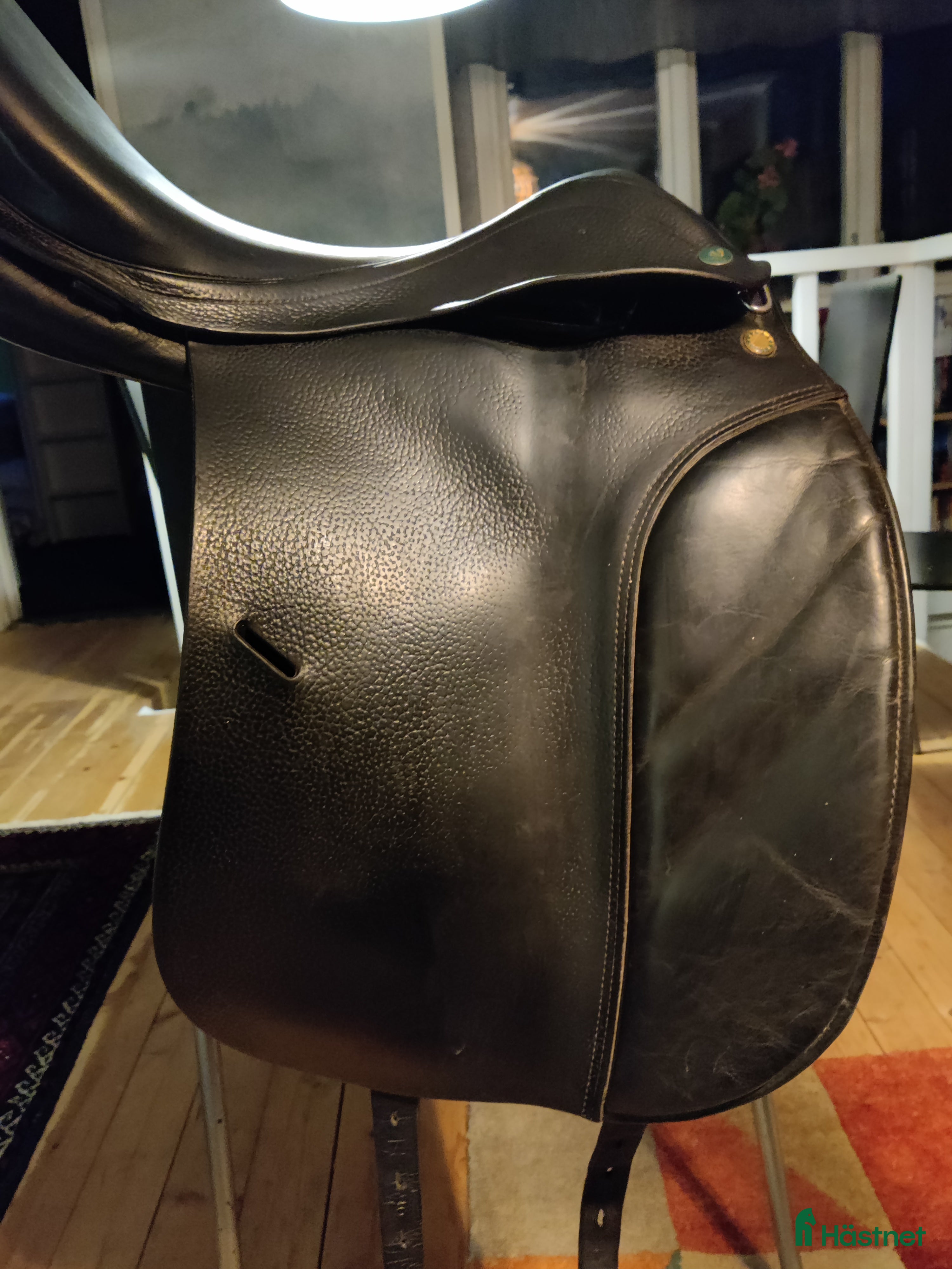 Sadlar hästutrustning till salu: Äldre sadel säljes billigt i Klockrike - Annons 1