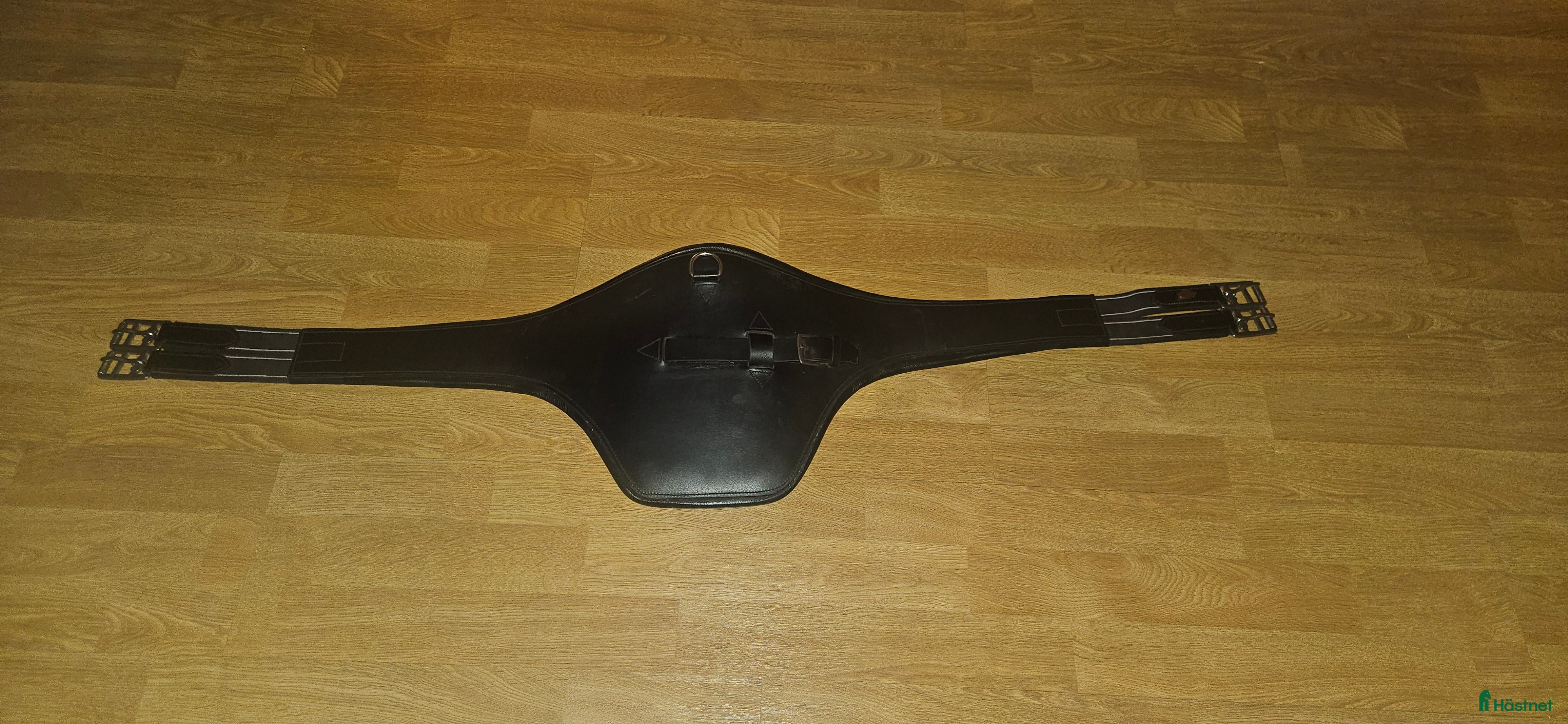 Sadeltillbehör hästutrustning Windsor hoppsadelgjord-125 cm svart i Brottby - Annons 4