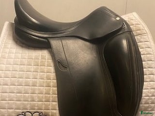 Sadlar hästutrustning till salu: Dressyrsadel Equipe Emporio 17" i Uppsala - Annons 3