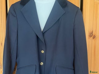 Jackor & Kavajer ryttarutrustning till salu: Tävlingskavaj och top 38/42 i Kågeröd - Annons 1