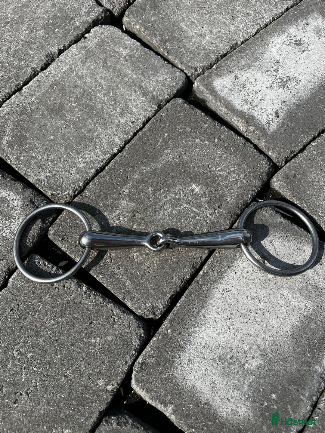 Bett hästutrustning till salu: Tvådelat bett med lösa ringar  i Kullavik - Annons 2