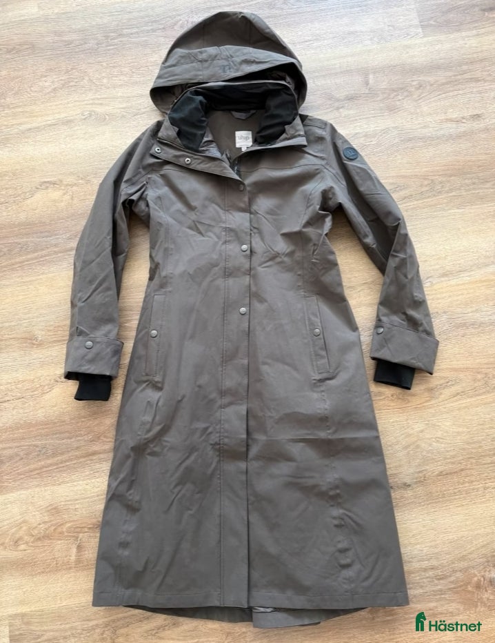 Jackor & Kavajer ryttarutrustning till salu: Uhip Hailey Regnkappa 38 - Annons 1