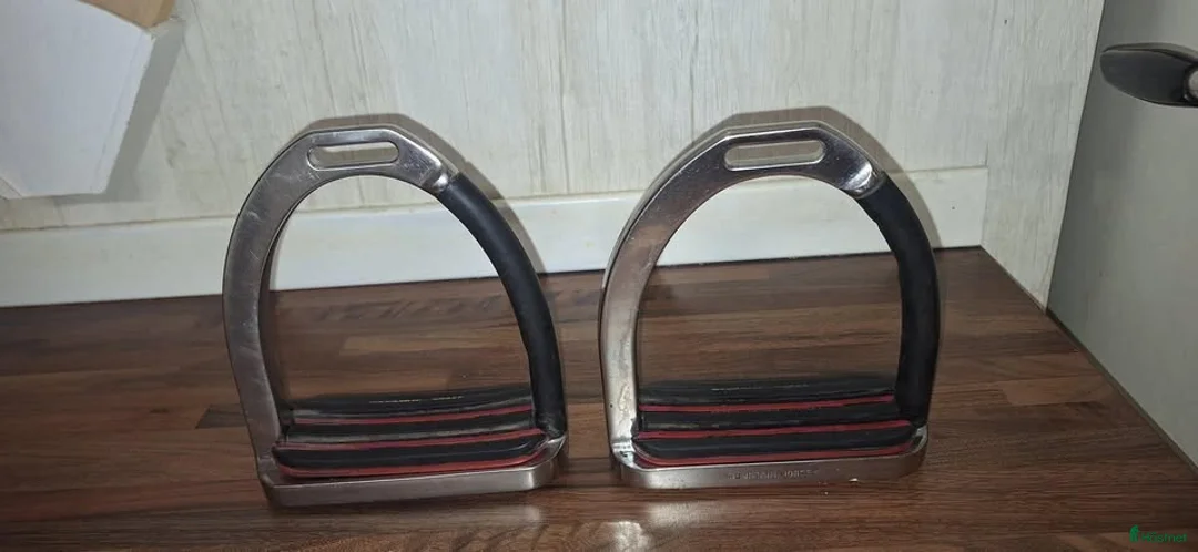 Stigbyglar hästutrustning till salu: Säkerhetsstigbyglar bra skick! i Söderåkra - Annons 1