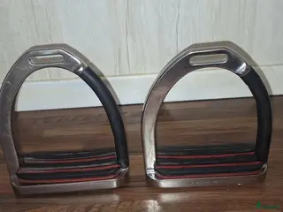 Stigbyglar hästutrustning till salu: Säkerhetsstigbyglar bra skick! i Söderåkra - Annons 2