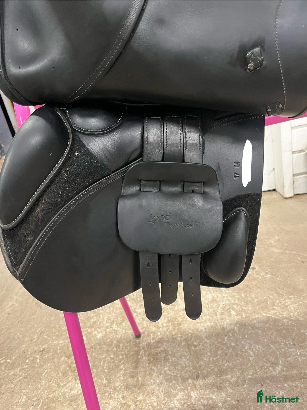 Sadlar hästutrustning till salu: Svart Lippo hoppsadel  i Vara - Annons 3