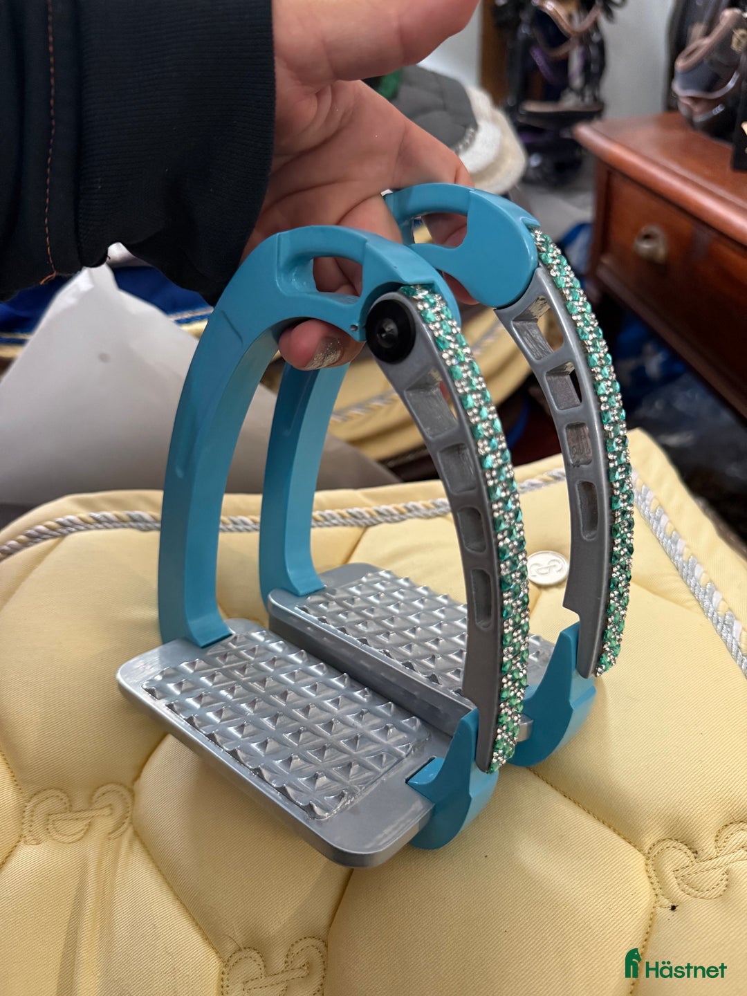 Stigbyglar hästutrustning till salu: Snygg bling ljusblå stigbyglar  i Vassmolösa - Annons 2