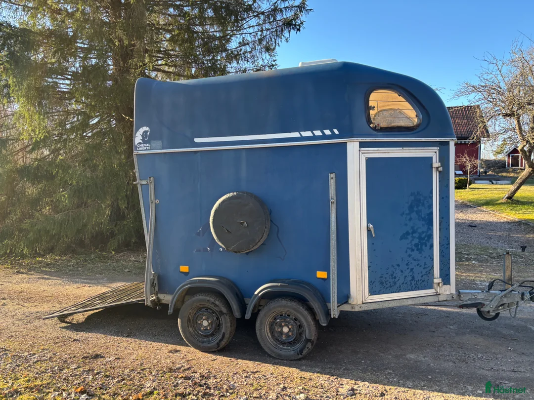 Hästtransporter  fordon & transport till salu: Smidigt hästsläp med sadelkammare - Annons 1