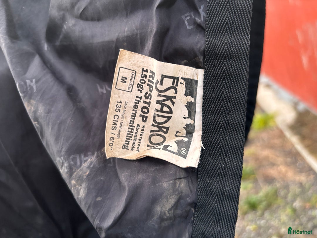 Täcken hästutrustning till salu: Snyggt 150g Eskadrontäcke i Lund - Annons 2