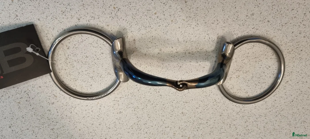 Bett hästutrustning till salu: Oanvänt Bombers bit, 2delat stl 12.0 - Annons 1