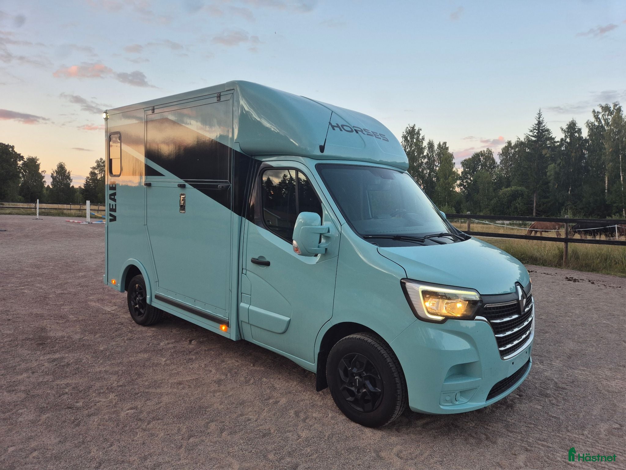 Hästlastbilar  fordon & transport till salu: Renault master stuteri B-kortsbuss 2023 - Annons 2