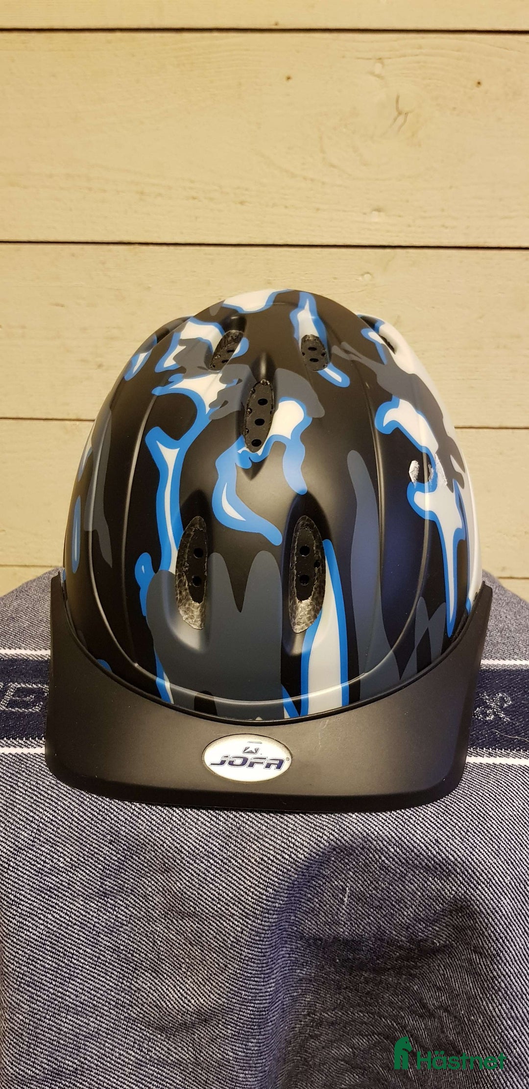 Hjälmar ryttarutrustning till salu: Flerfärgad ridhjälm, S i Nora - Annons 1