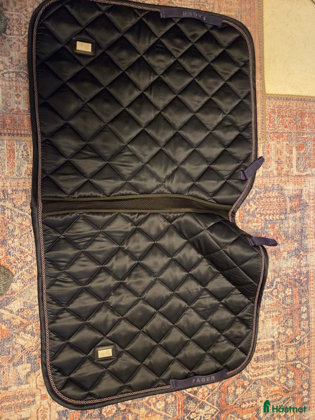 Schabrak & Vojlockar hästutrustning till salu: Fager schabrak i Brösarp - Annons 3