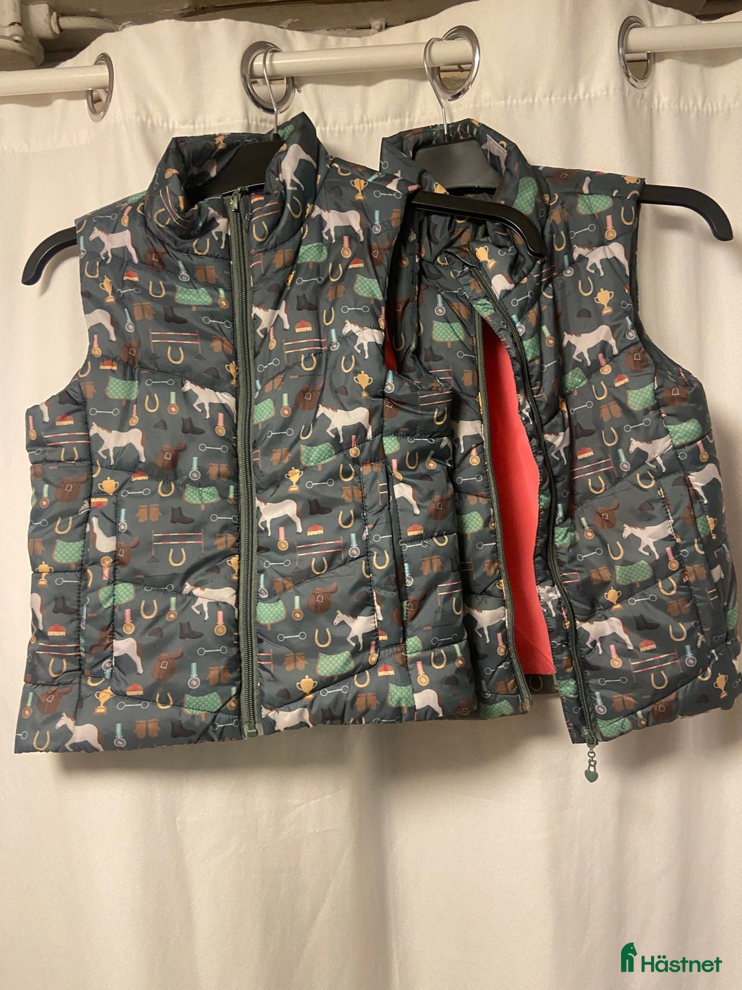 Jackor & Kavajer ryttarutrustning till salu: Stall väst i Kungsgården - Annons 3