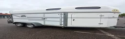 Hästtransporter  fordon & transport till salu: Boj bravo, nyrenoverad, sadelkammare,  - Annons 1