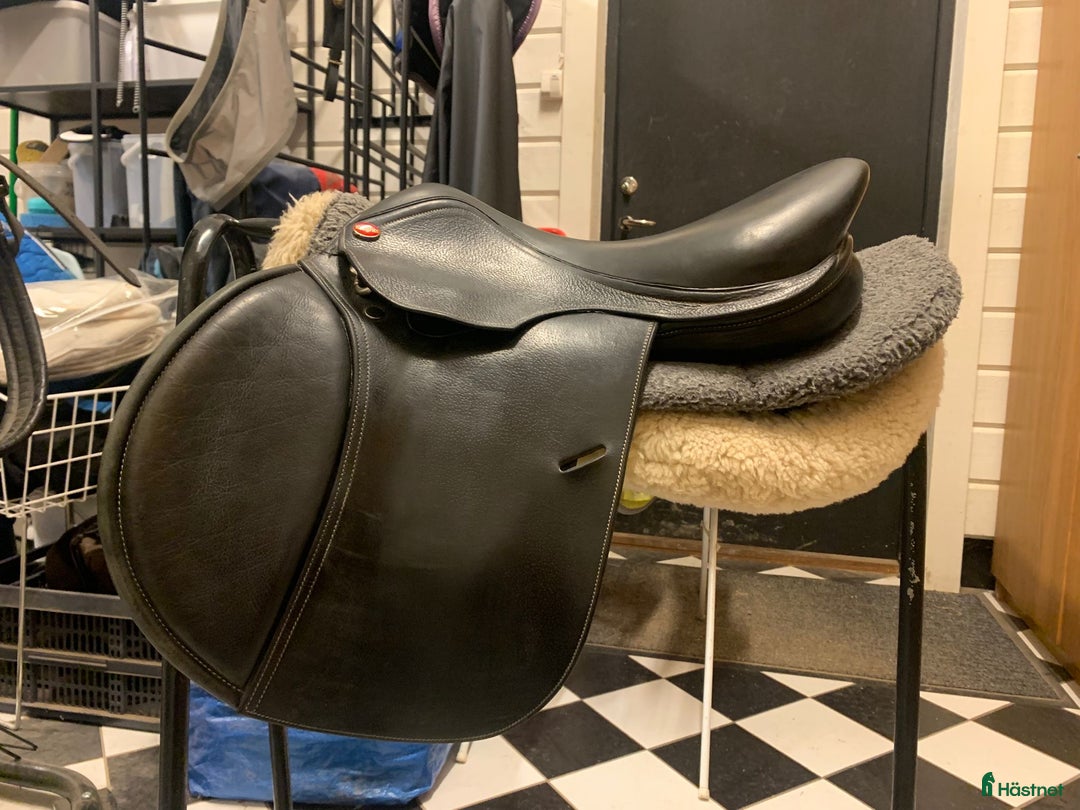 Sadlar hästutrustning till salu: Knights Robin Hood 16” i Björnlunda - Annons 1