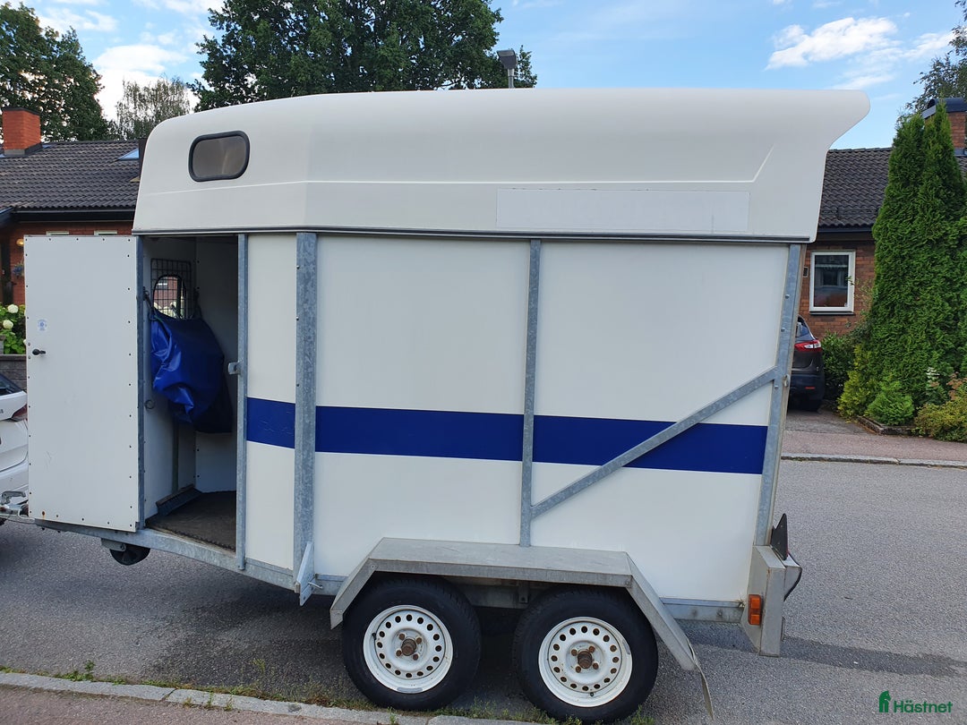 Hästtransporter  fordon & transport till salu: 2-axlat släp i mycket bra skick i Västerås - Annons 1