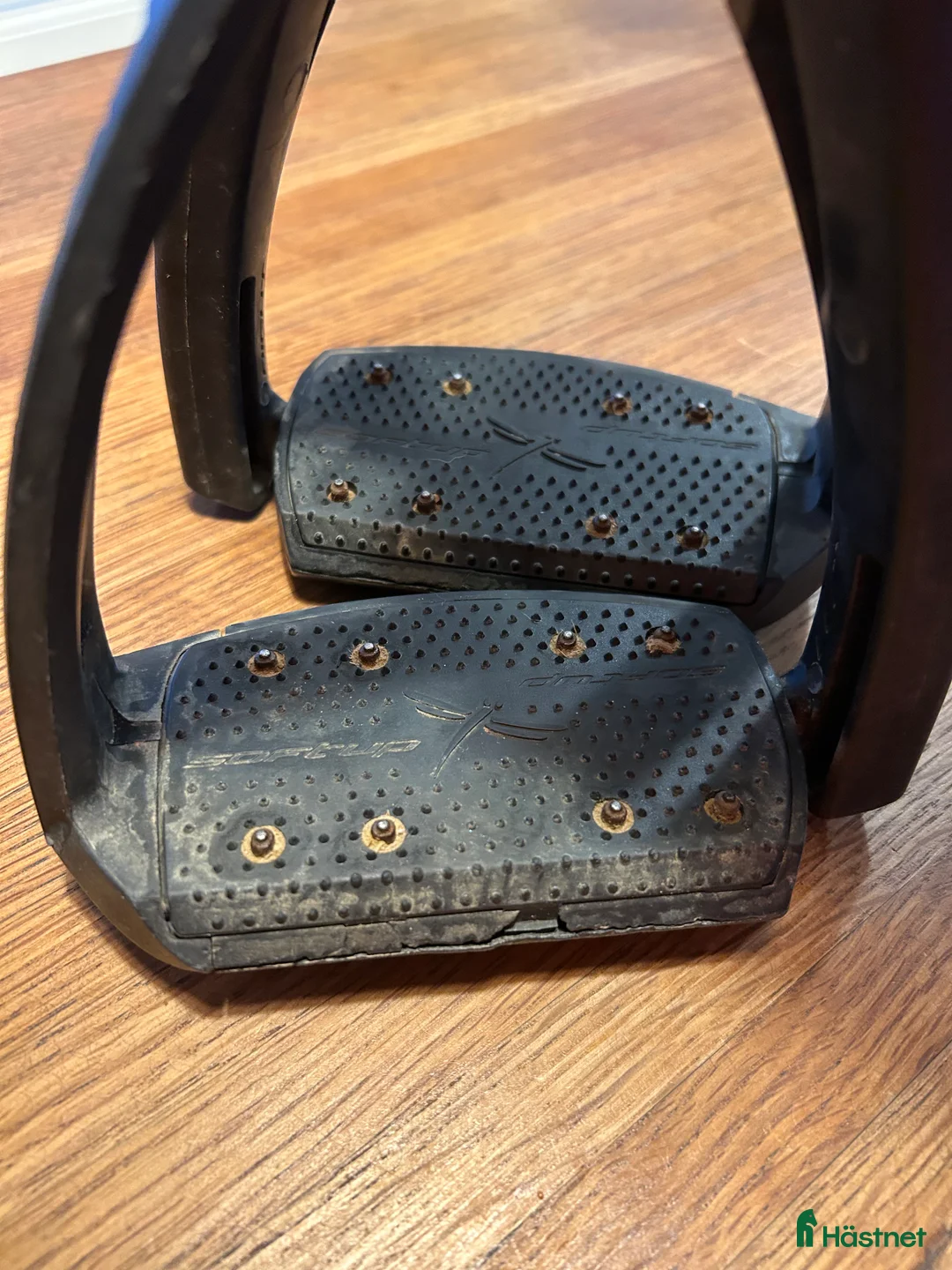 Stigbyglar hästutrustning till salu: Freejump Säkerhetsstigbyglar i fint skick - Annons 3