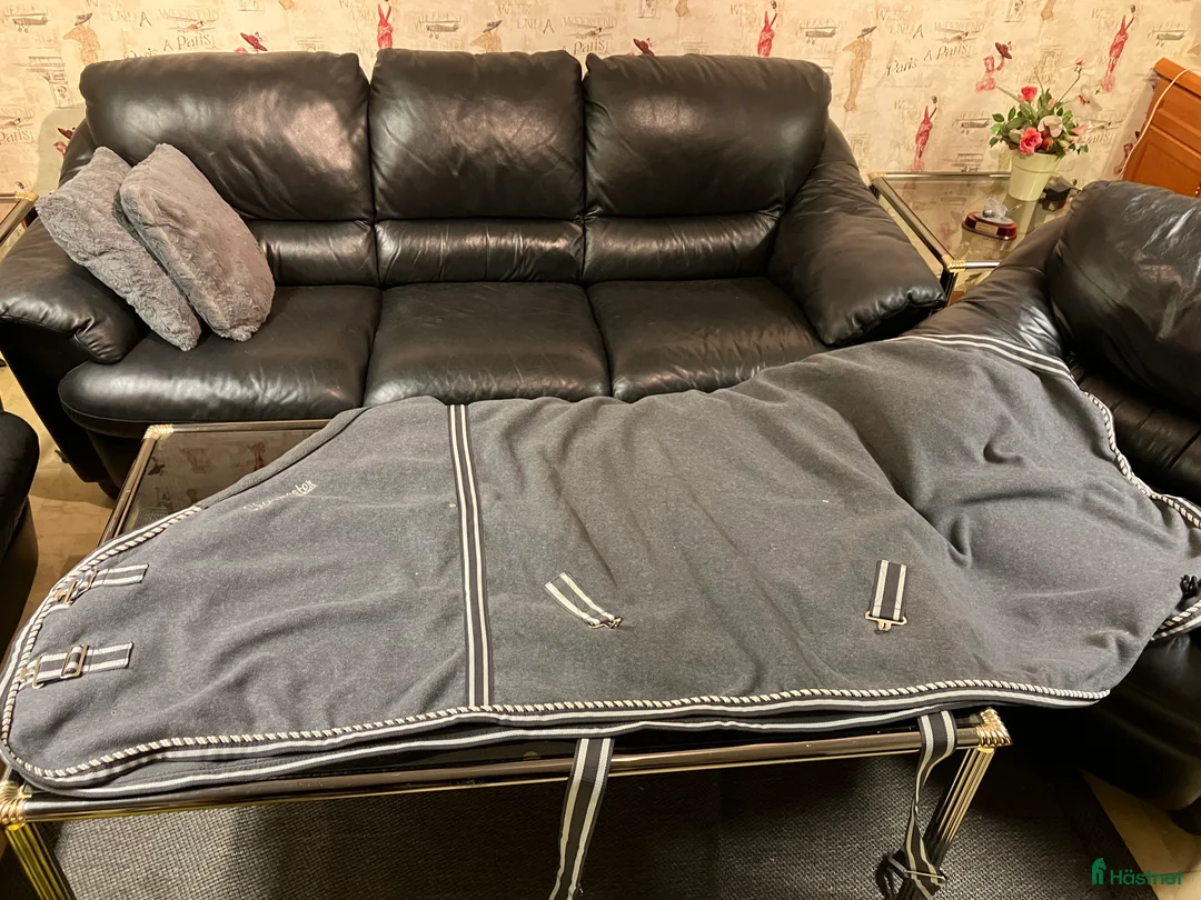 Täcken hästutrustning till salu: Fleecetäcken i fint skick storlek 155 - Annons 12