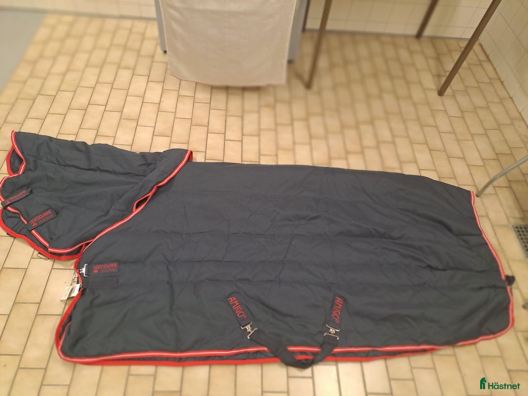 Täcken hästutrustning till salu: Amigo vari-layer med hals i Malmö - Annons 1