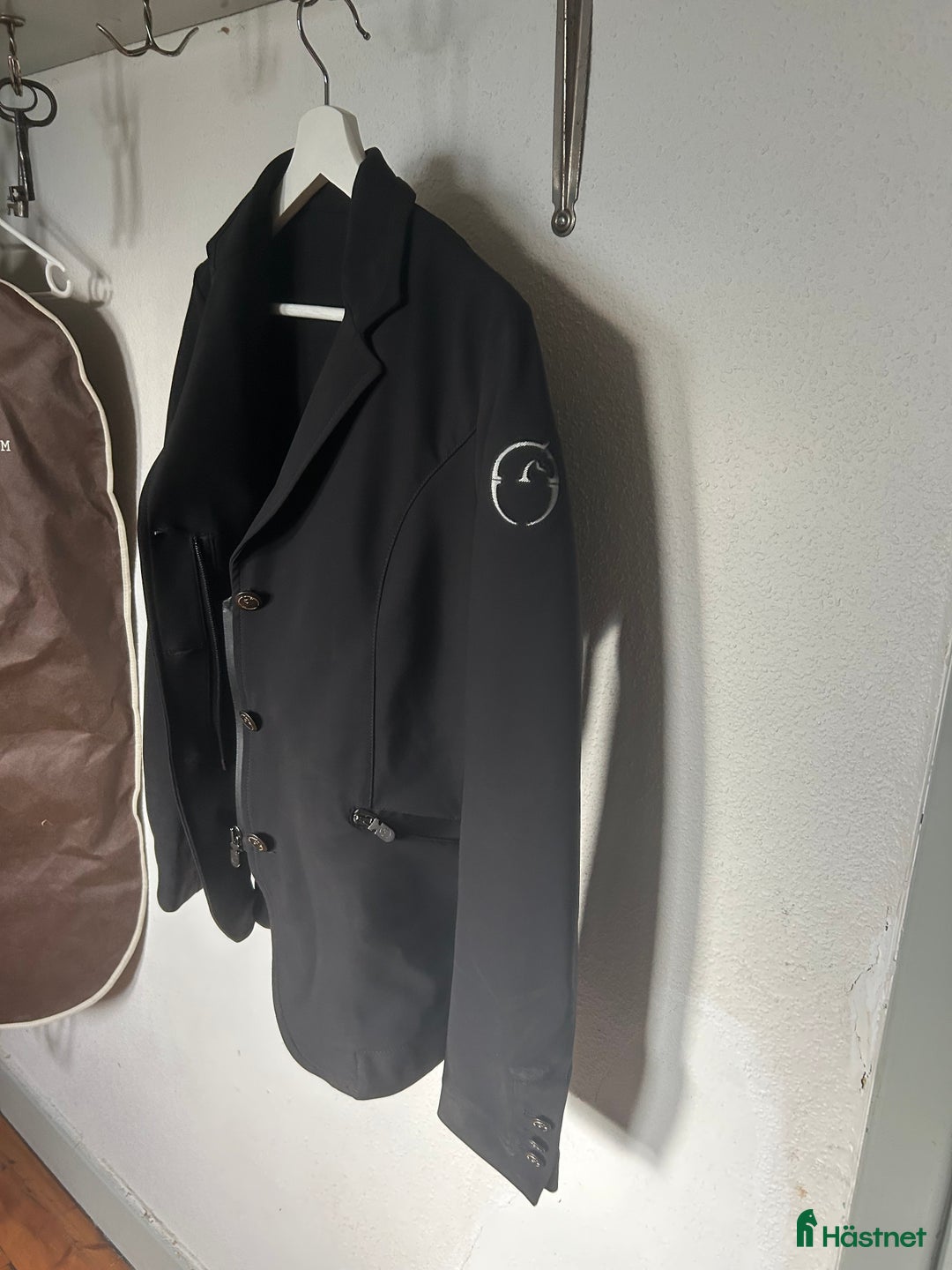 Jackor & Kavajer ryttarutrustning till salu: Vestrum svart it 42 i Klintehamn - Annons 1