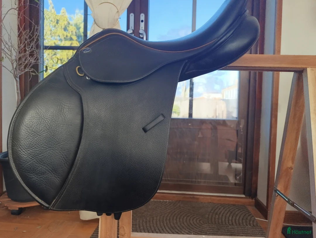 Sadlar hästutrustning till salu: Skön hoppsadel i bra skick i Bjärred - Annons 1