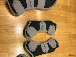 Benskydd hästutrustning till salu: Amigo transportskydd storlek cob i Rimbo - Annons 1