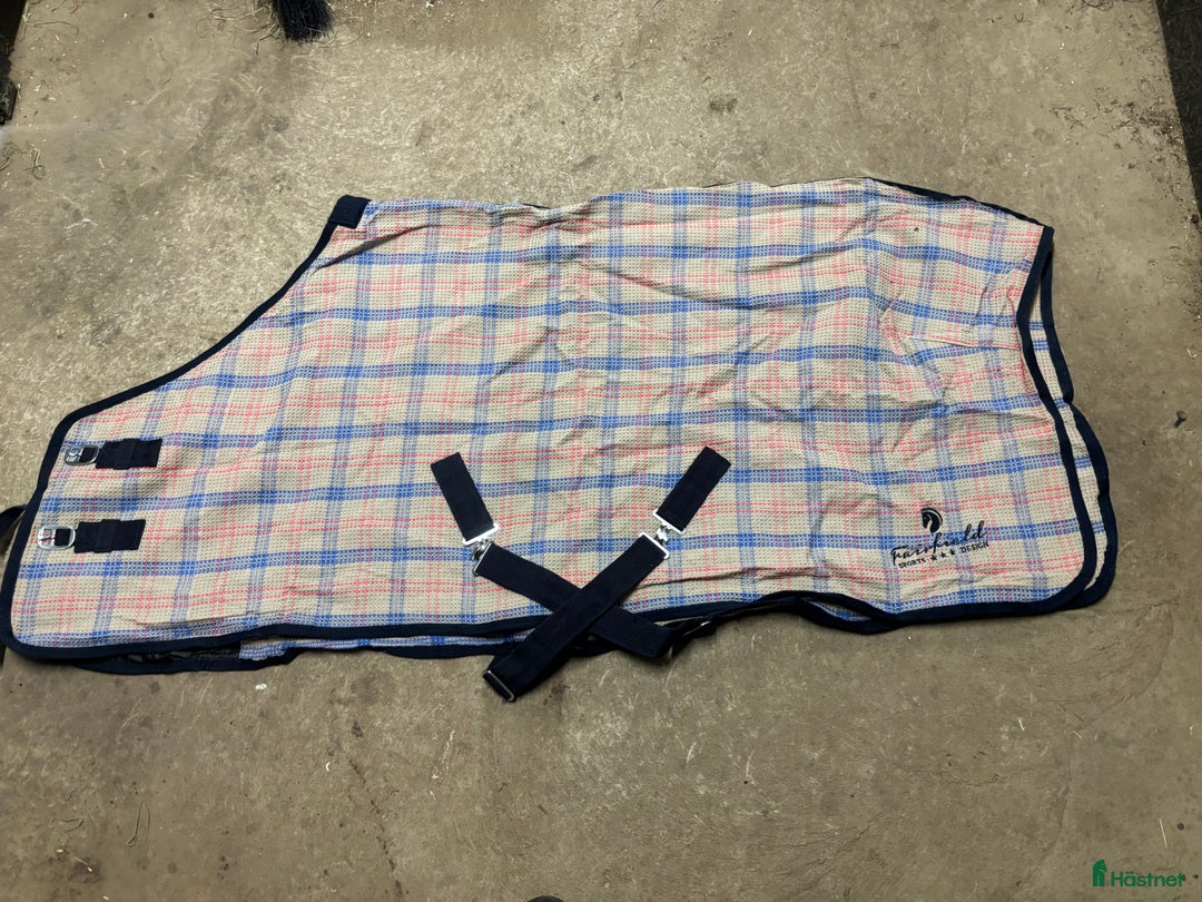 Täcken hästutrustning till salu: Svettäcke  i Vinninga - Annons 1