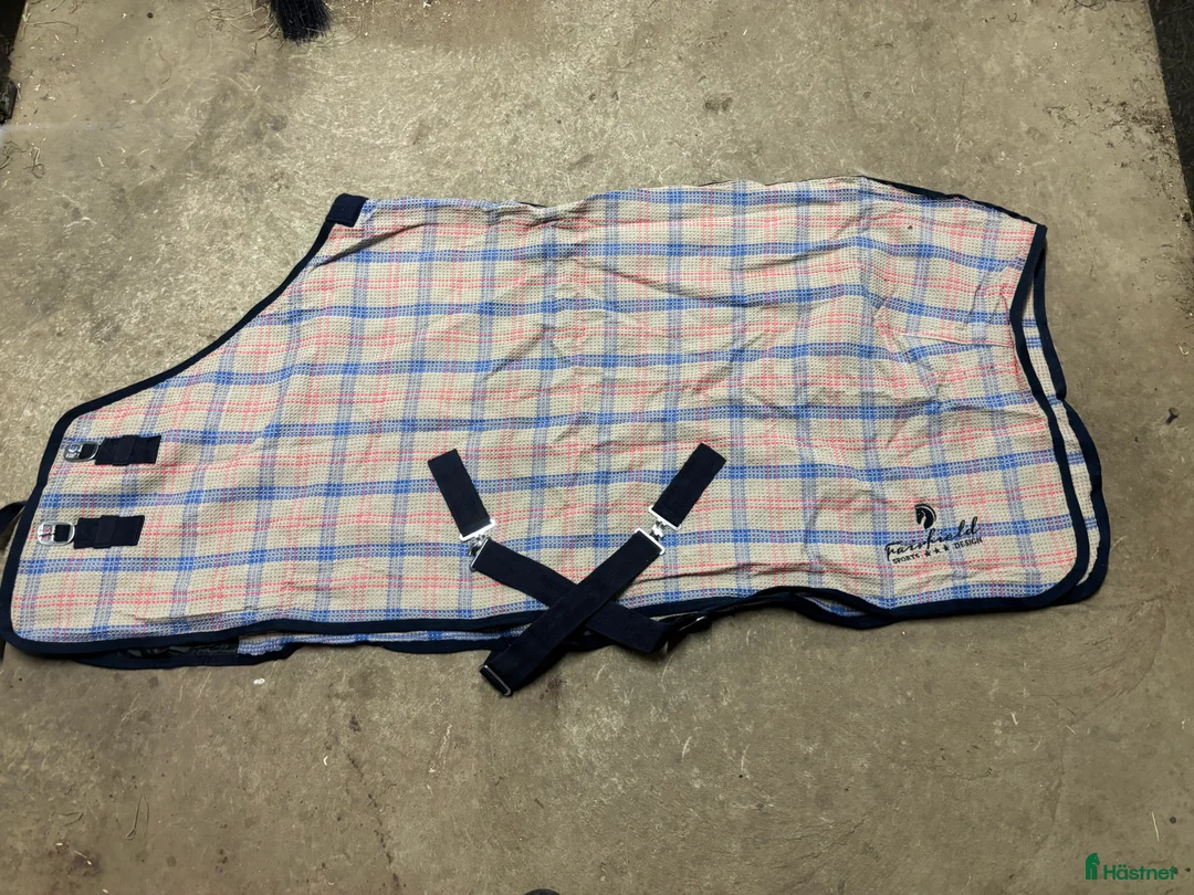 Täcken hästutrustning till salu: Svettäcke  i Vinninga - Annons 1