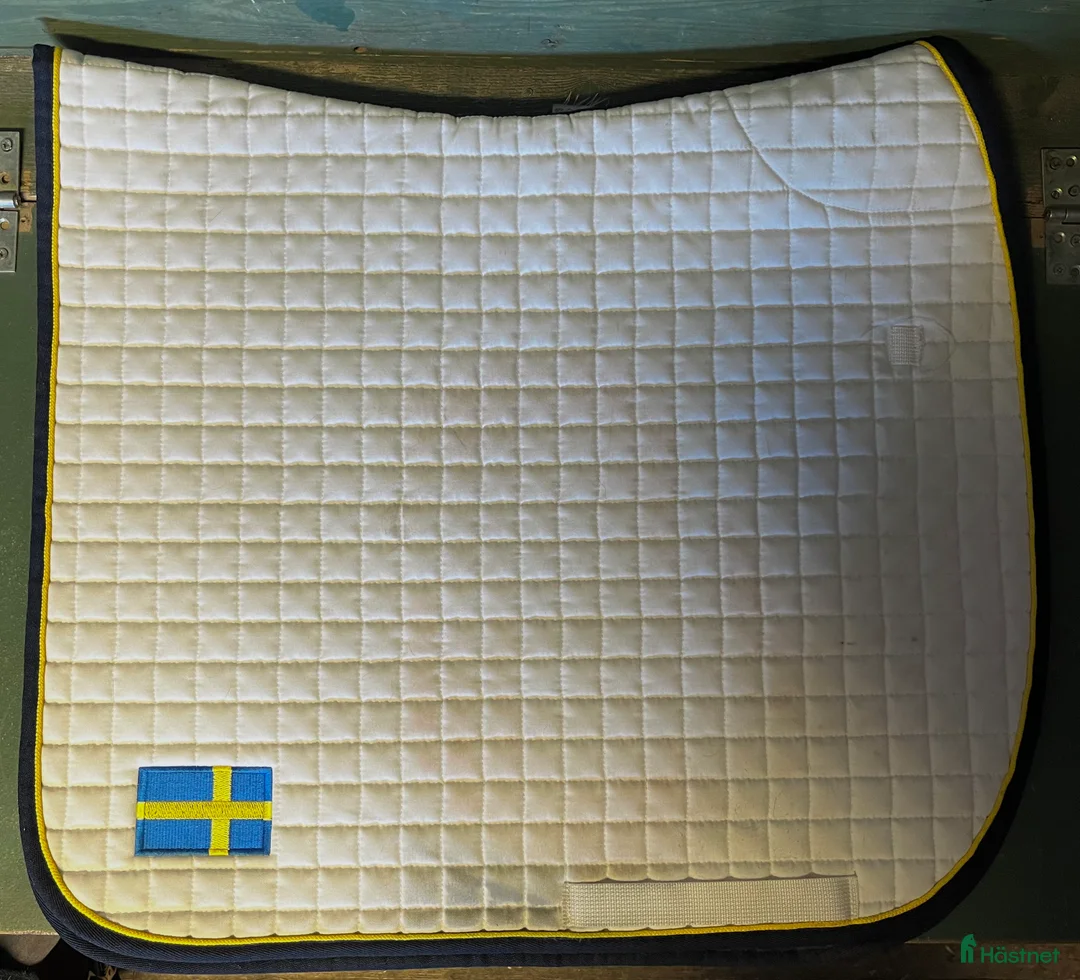 Schabrak & Vojlockar hästutrustning till salu: Swb dressyrschabrak med svenska flaggan  i Uppsala - Annons 2