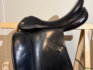 Sadlar hästutrustning till salu: Svart Dressyrsadel Prestige i Runhällen - Annons 21