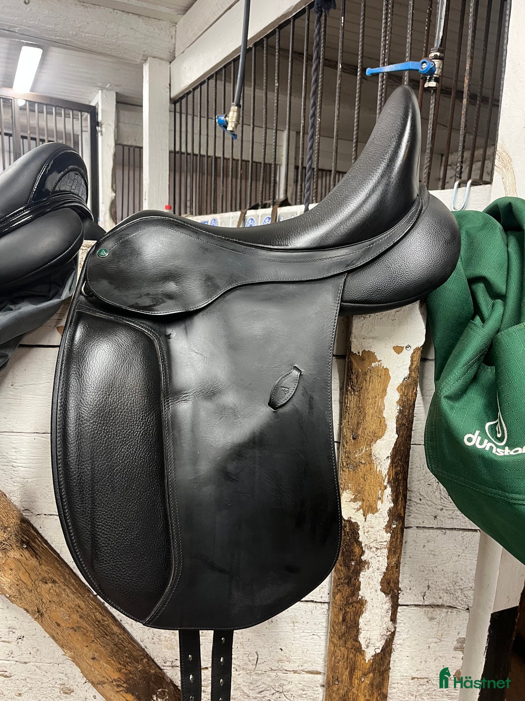 Sadlar hästutrustning till salu: Säljer min dressyr sadel😊 i Hudiksvall - Annons 2