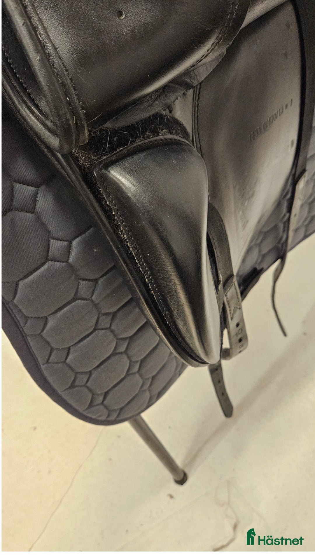 Sadlar hästutrustning till salu: Dressyrsadel från Prestige för mindre ryttare i Enebyberg - Annons 5