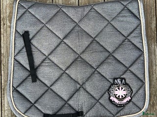 Schabrak & Vojlockar hästutrustning till salu: Glittrigt Hv Polo schabrak i Vallentuna - Annons 2