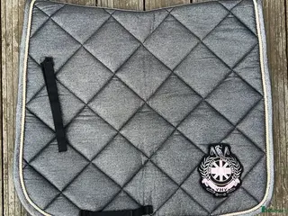 Schabrak & Vojlockar hästutrustning Glittrigt Hv Polo schabrak i Vallentuna - Annons 21