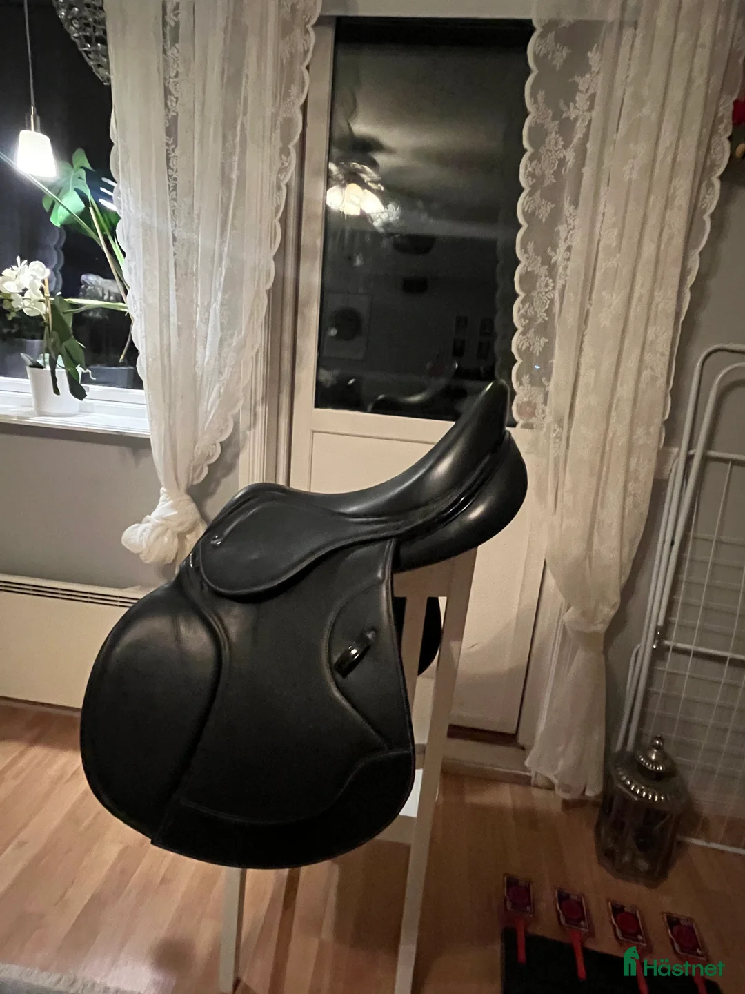 Sadlar hästutrustning till salu: Ikonic light hoppsadel till salu i Strömstad  - Annons 3
