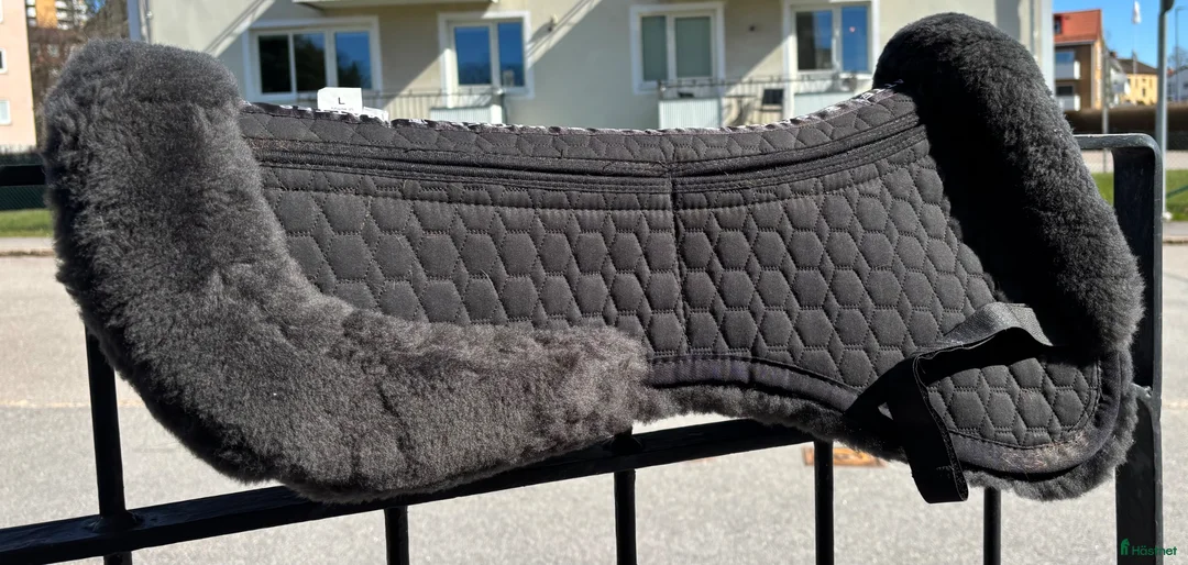 Sadeltillbehör hästutrustning till salu: Mattes korrektionspadd fårskinn  - Annons 1