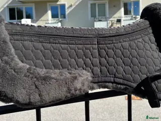 Sadeltillbehör hästutrustning Mattes korrektionspadd fårskinn - Annons 1