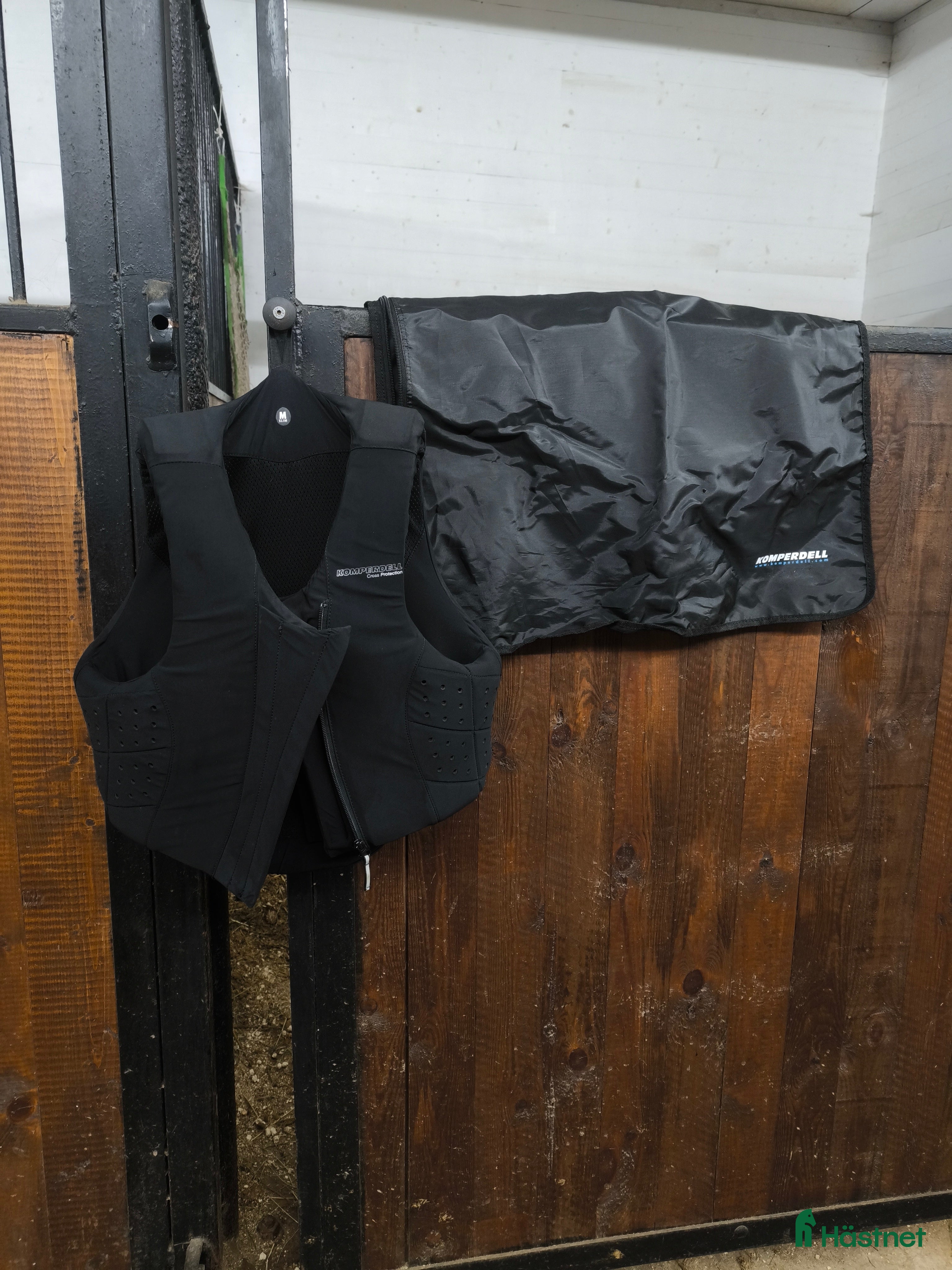 Säkerhetsvästar ryttarutrustning till salu: Komperdell säkerhetsväst  i Surte - Annons 11
