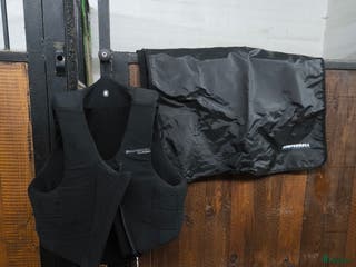 Säkerhetsvästar ryttarutrustning till salu: Komperdell säkerhetsväst i Surte - Annons 23