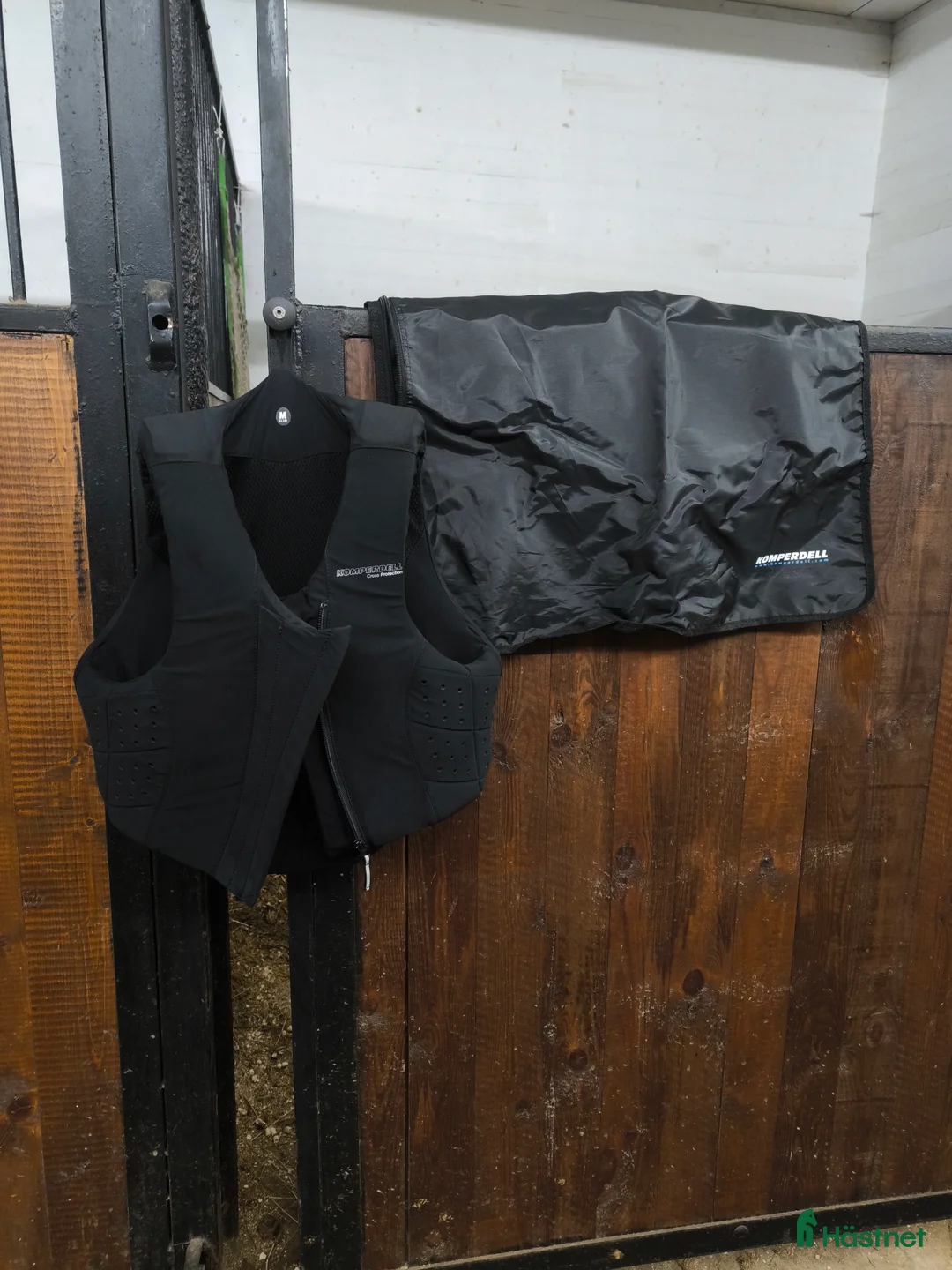 Säkerhetsvästar ryttarutrustning till salu: Komperdell säkerhetsväst  i Surte - Annons 1