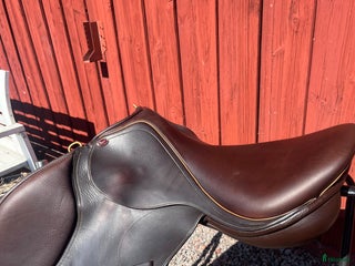 Sadlar hästutrustning till salu: Fin Lippo Fazzino hoppsadel 17” i Växjö - Annons 1