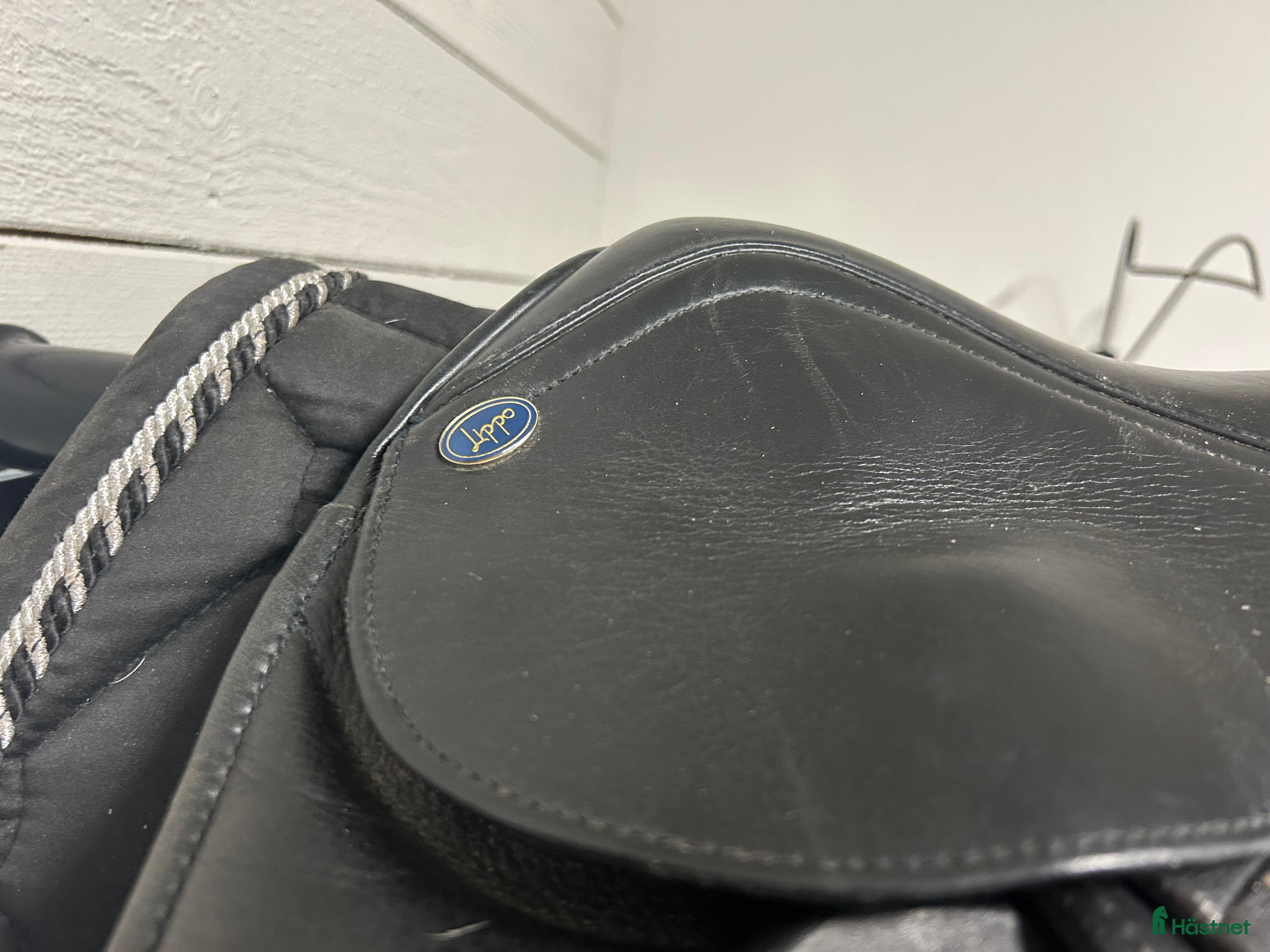 Sadlar hästutrustning till salu: Dressyrsadel Lippo i Skogås - Annons 1