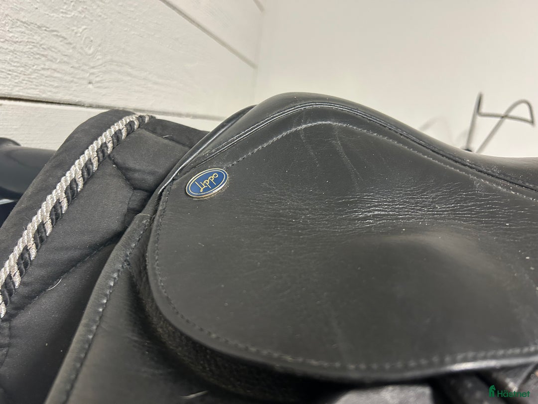 Sadlar hästutrustning till salu: Dressyrsadel Lippo i Skogås - Annons 1