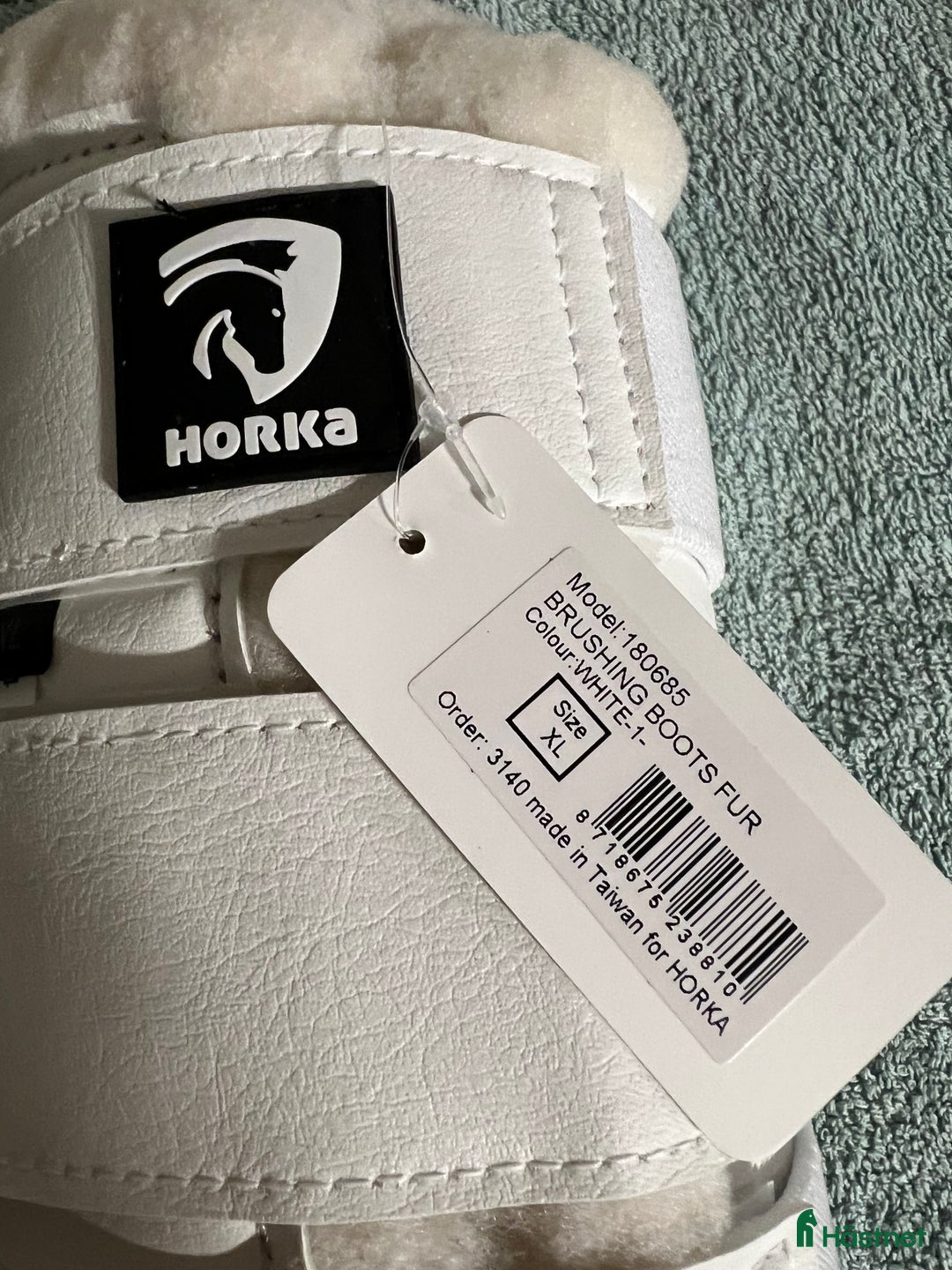 Benskydd hästutrustning till salu: Vita fluffskydd i Eskilstuna - Annons 3