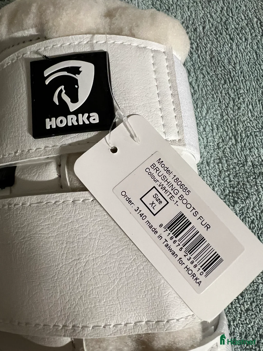 Benskydd hästutrustning till salu: Vita fluffskydd i Eskilstuna - Annons 3