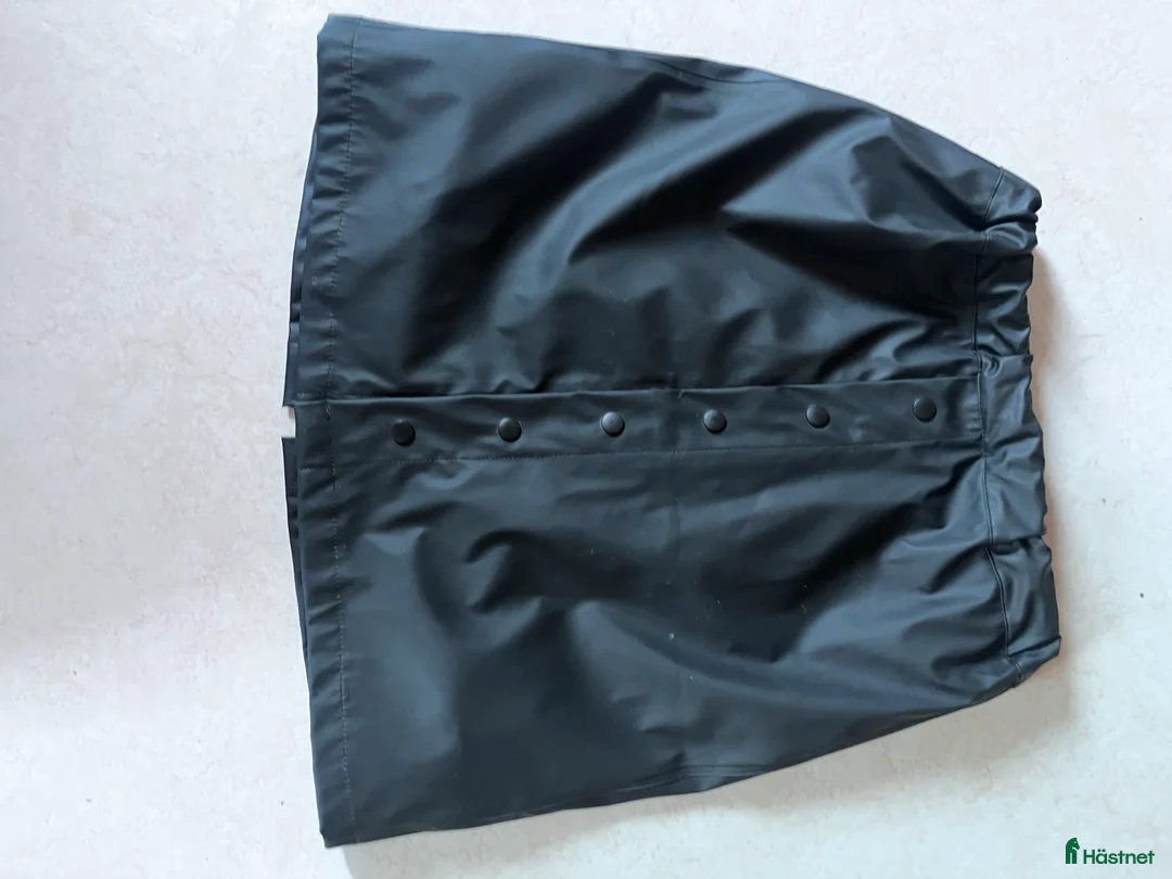 Jackor & Kavajer ryttarutrustning till salu: Regnjacka och regnkjol, junior i Nygård - Annons 4